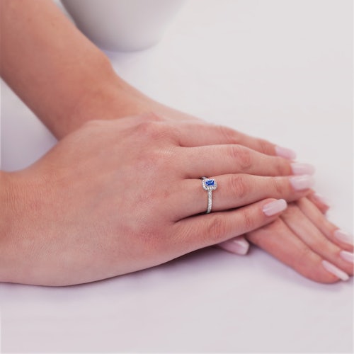 Pierścionek zaręczynowy SAVICKI: białe złoto, niebieski szafir z diamentami